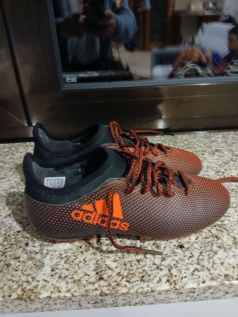 2 pares de chuteiras uma adidas outra  puma