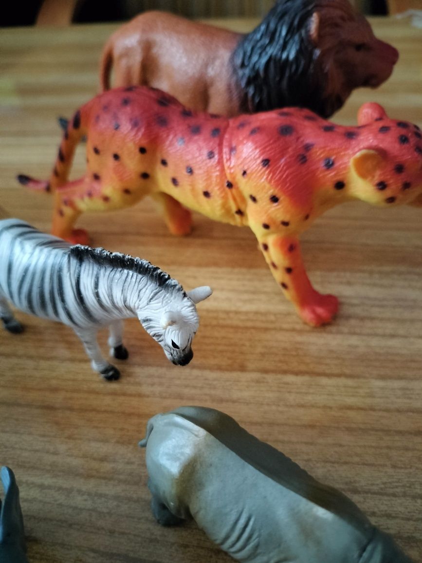 Figurki zwierząt safari