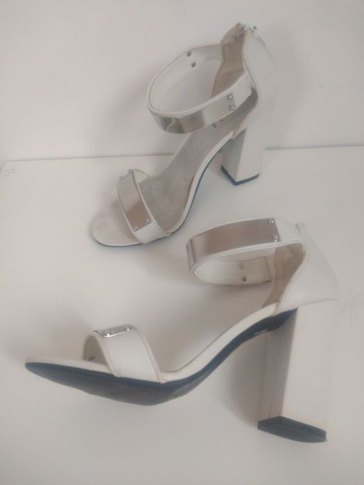 Buty białe sandały 39
