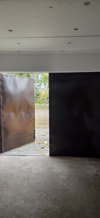 Garaż murowany przy stacji kolejowej Łowicz Przedmieście