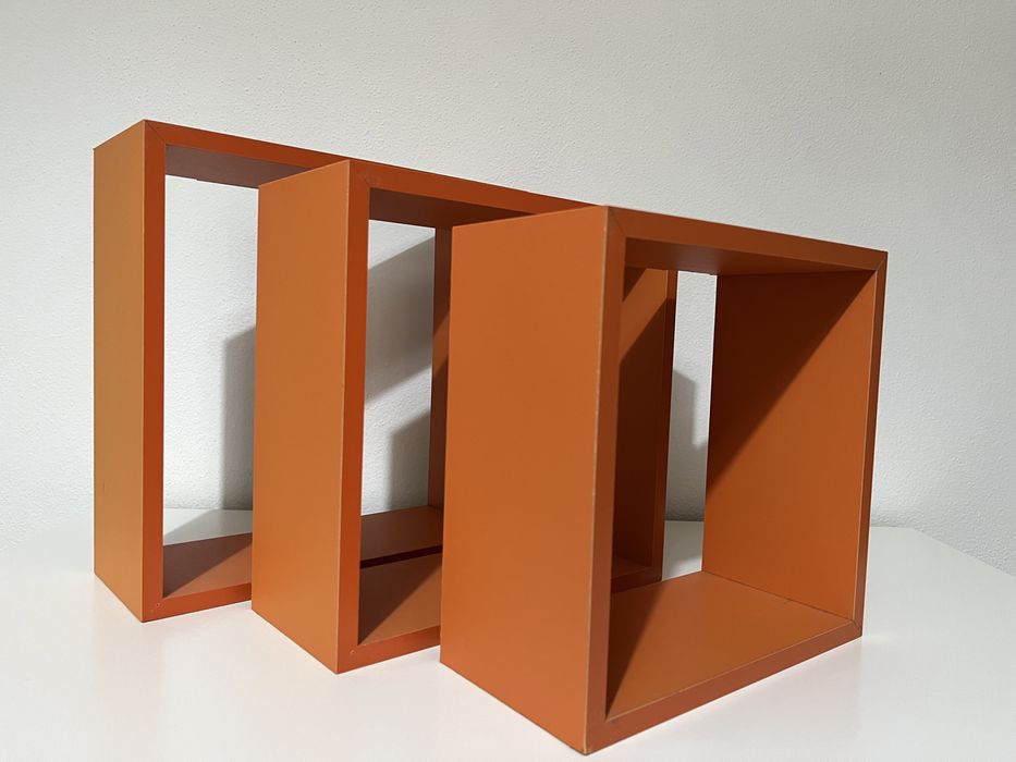 Prateleiras em cubo laranja