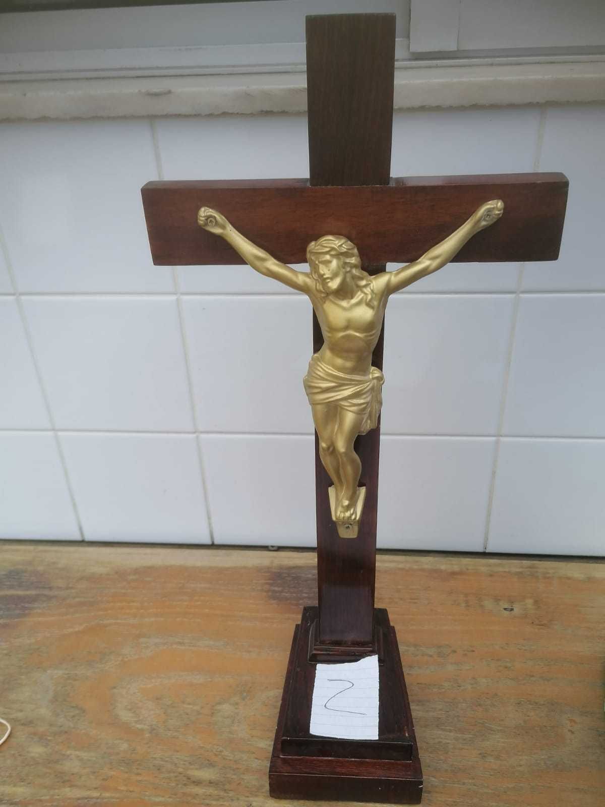 Crucifixo em madeira com Cristo em ouro suíço.