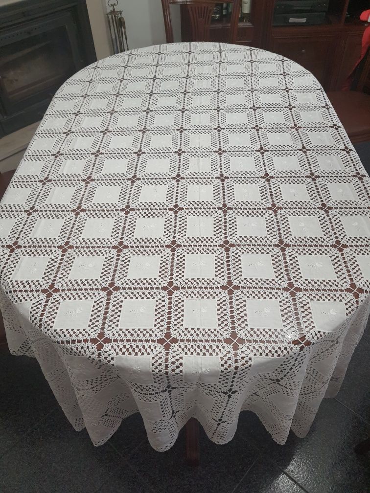 Toalha de mesa de renda e bordada