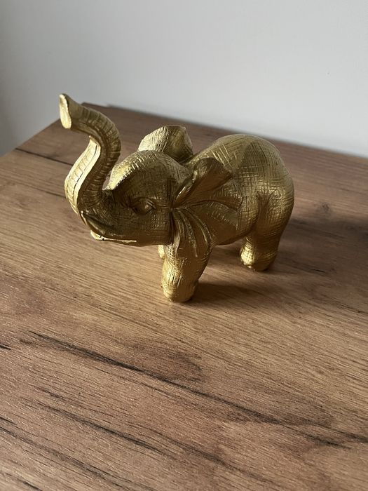 Figurki dekoracje złote