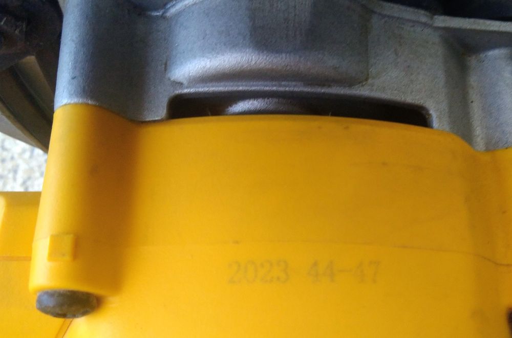 Serra circular Dewalt 165mm 1200w quase nova
