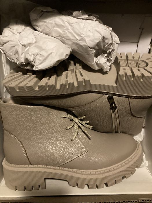 Демісезонні бежеві шкіряні черевики