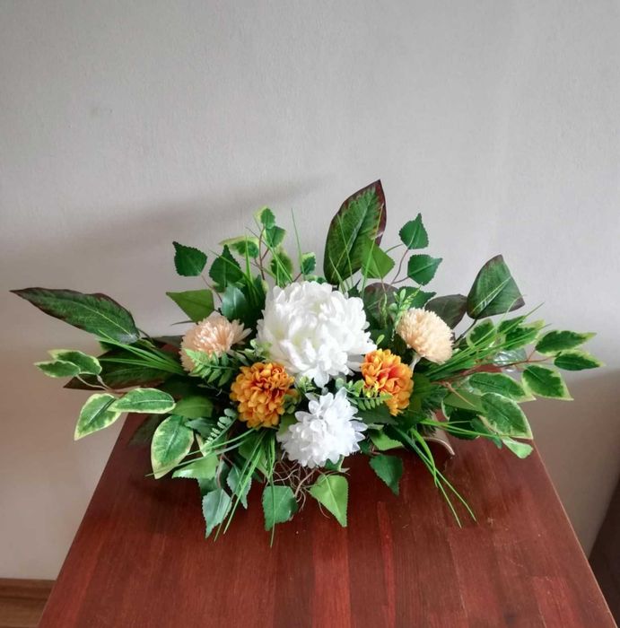 Stroik nagrobny obciążony wykonany z chryzantem