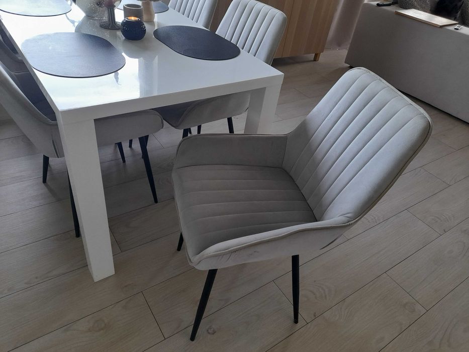 Piękne nowoczesne krzesła do jadalni