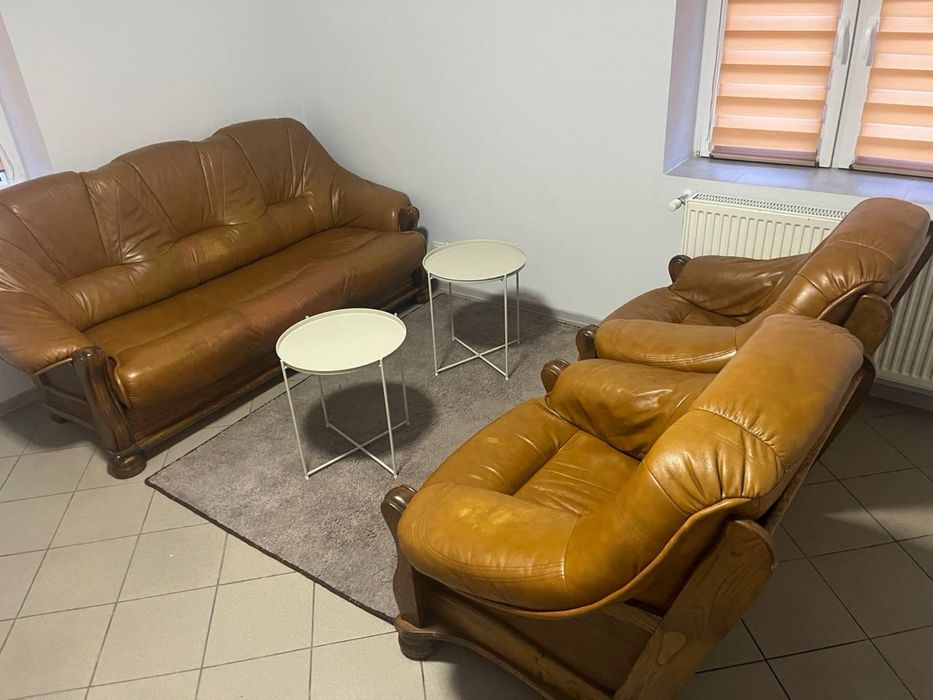 Zestaw mebli (fotele, sofa, dywan i dwa stoliki)