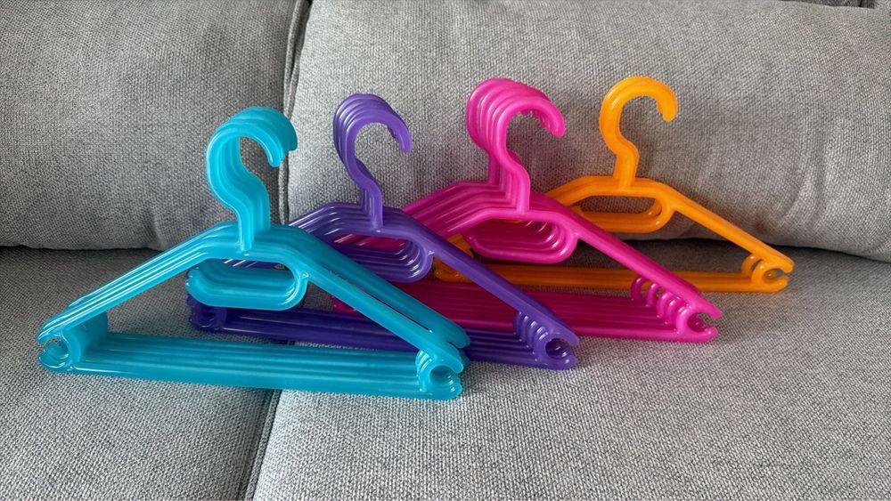 Conjunto de 21 cabides de várias cores