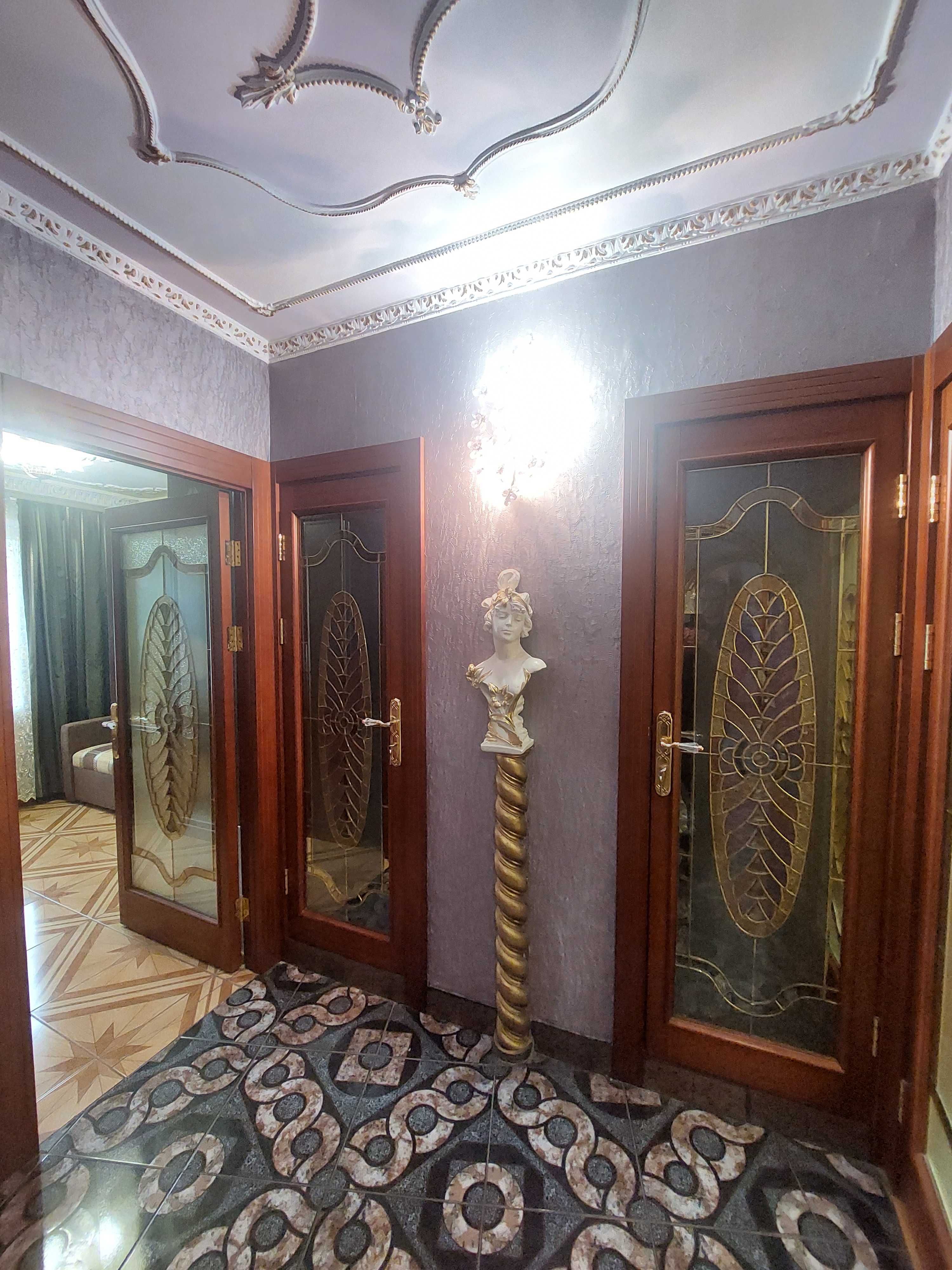 Чотирьох кімнатна з АВТОНОМНИМ ,меблями, технікою. Центрально міський.