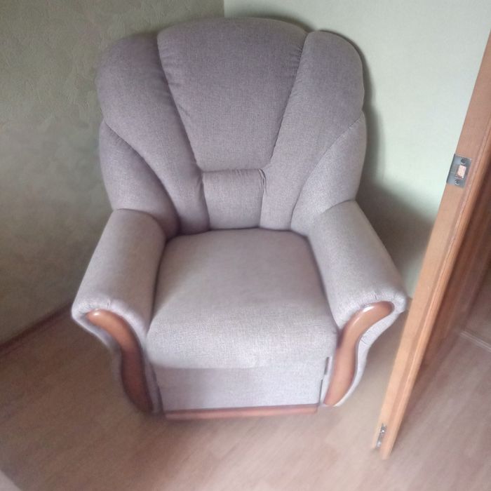 Перетяжка дивану крісла кухонних углів кроваті та ремонт м'яких меблів