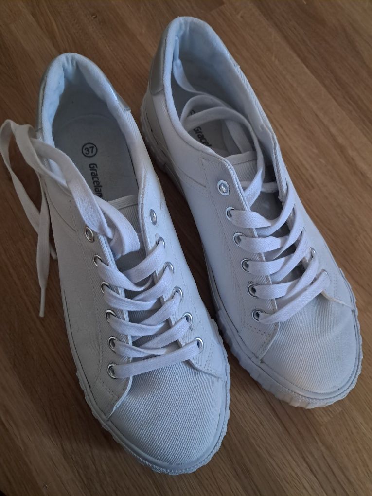 Buty sportowe typu trampki