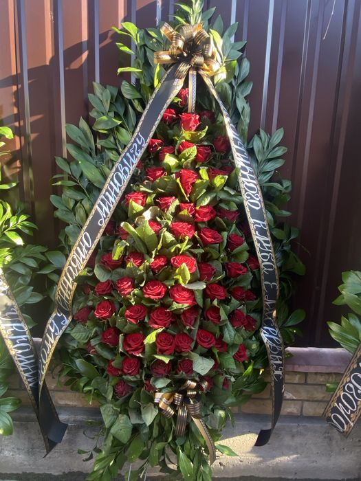 Вінок із живих троянд корзина із живих квітів