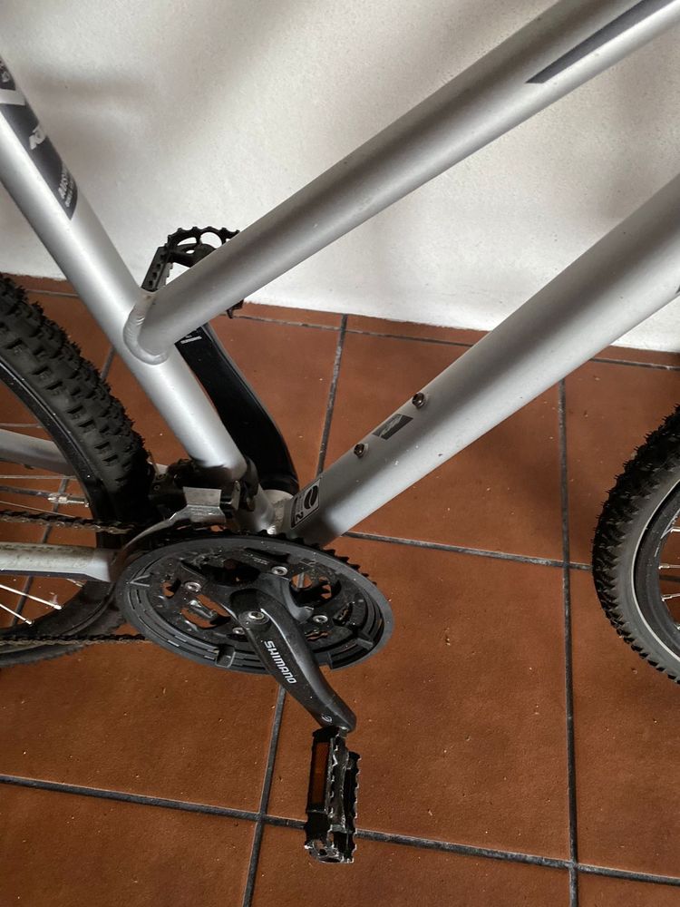 Bicicleta KTM com conta-quilómetros incluído