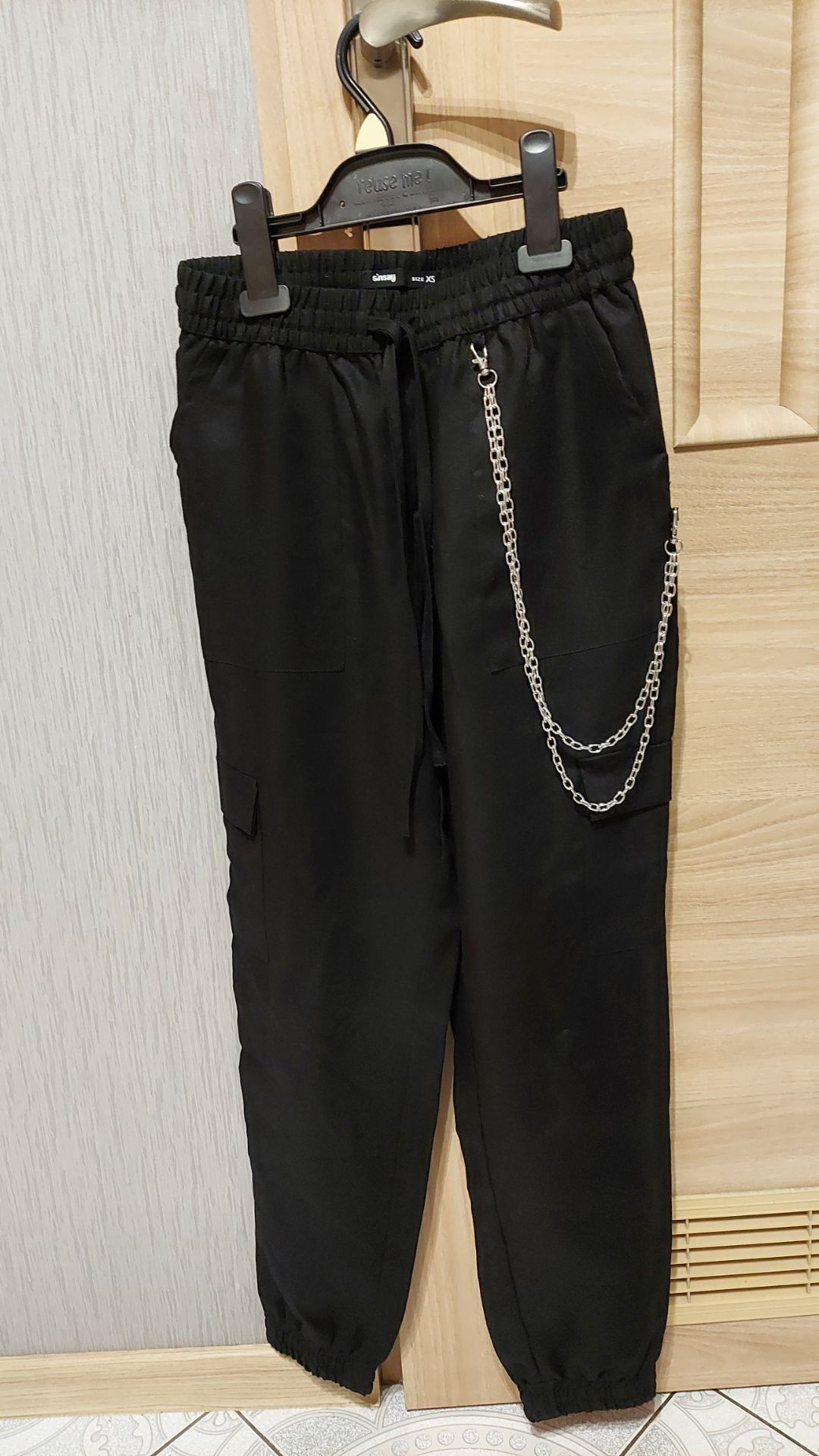 Spodnie typu jogery z kieszeniami cargo marki sinsay.