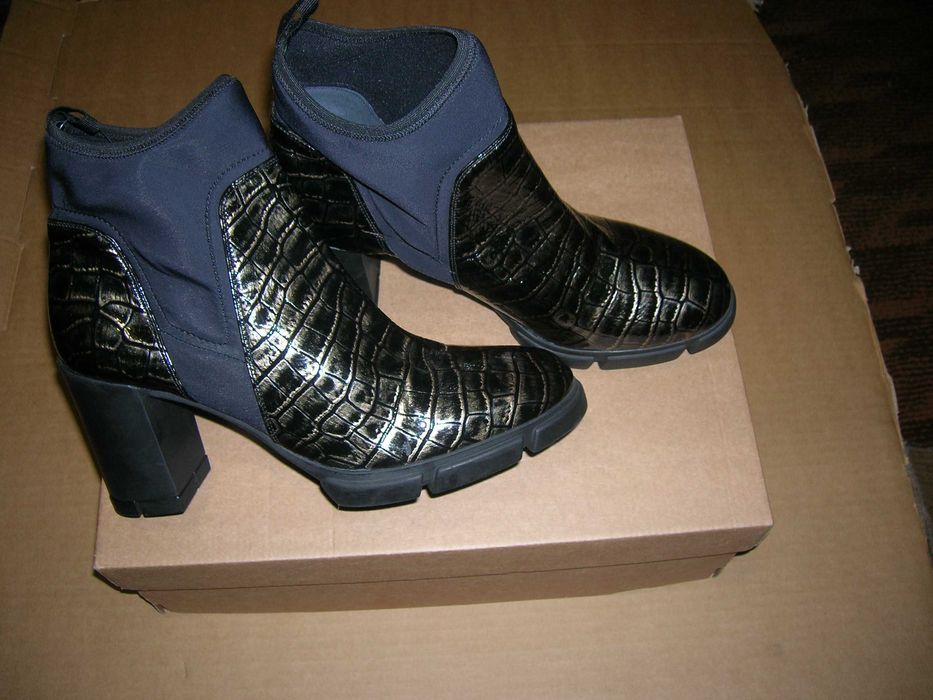 Жіночі шкіряні ботильйони LORBAC з крокодиловим візерунком. Розмір 41