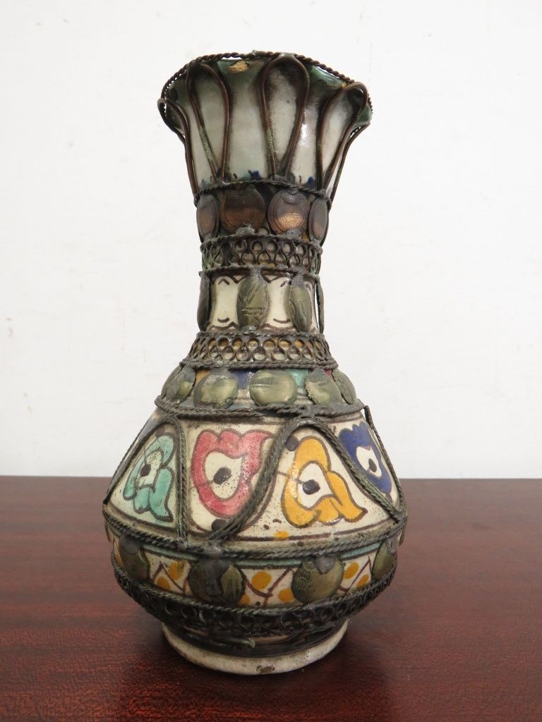 Antiga jarra islâmica em cerâmica com metais, marcada.