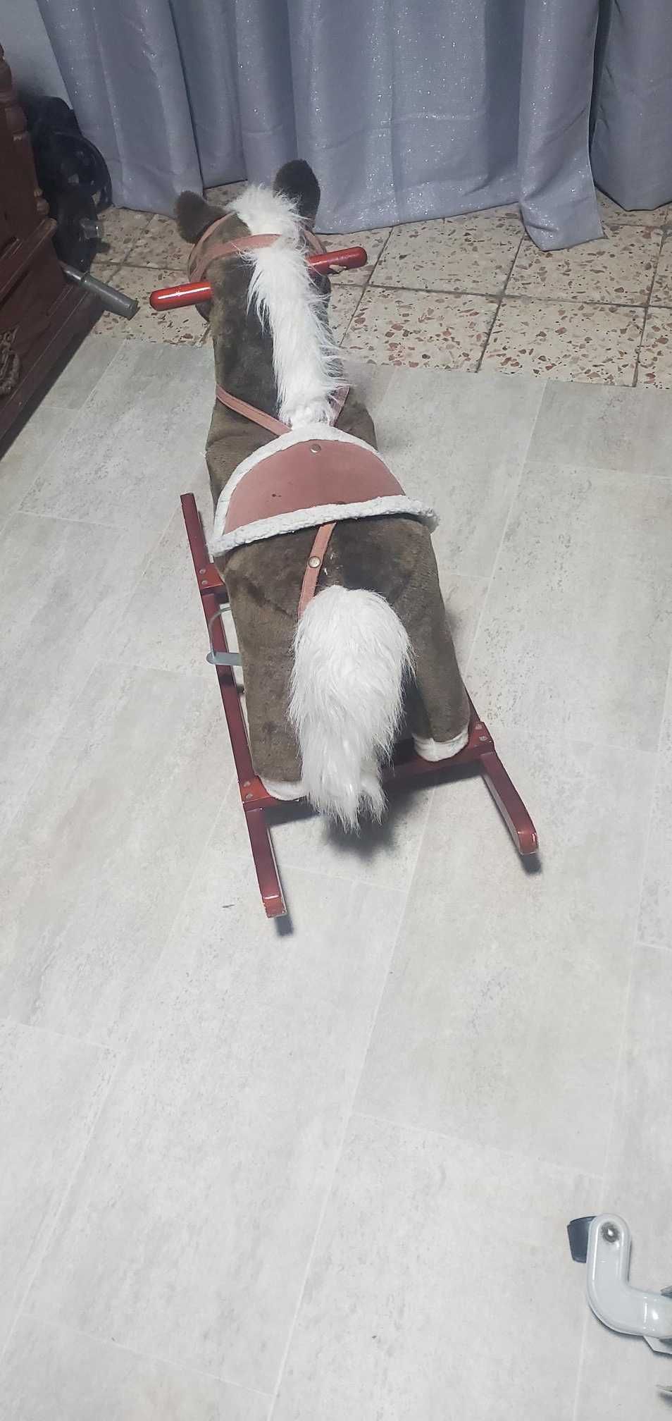 CAVALO DE BALOIÇO para criança, com pouco uso.