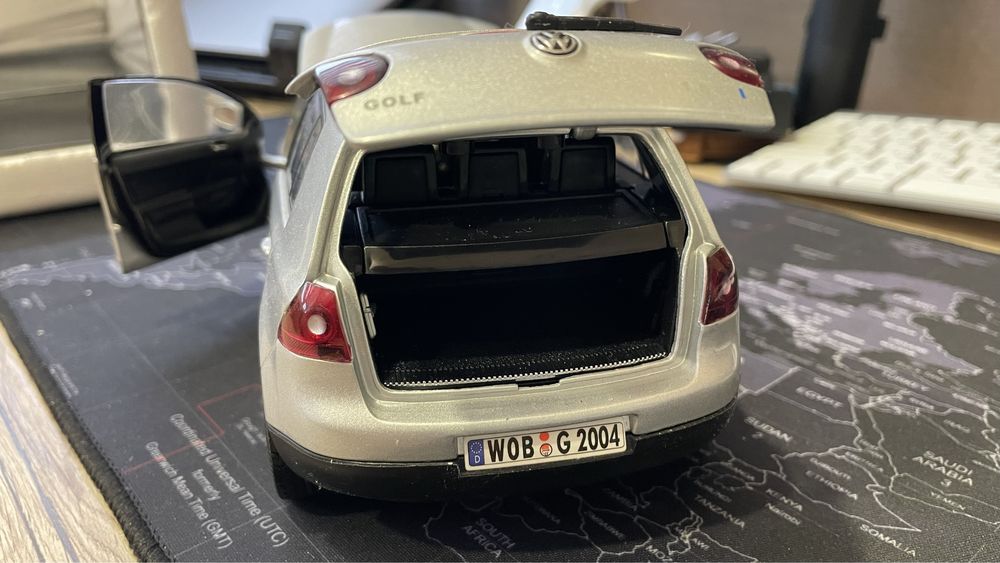 Коллекционная модель 1:18 Volkswagen Golf 5