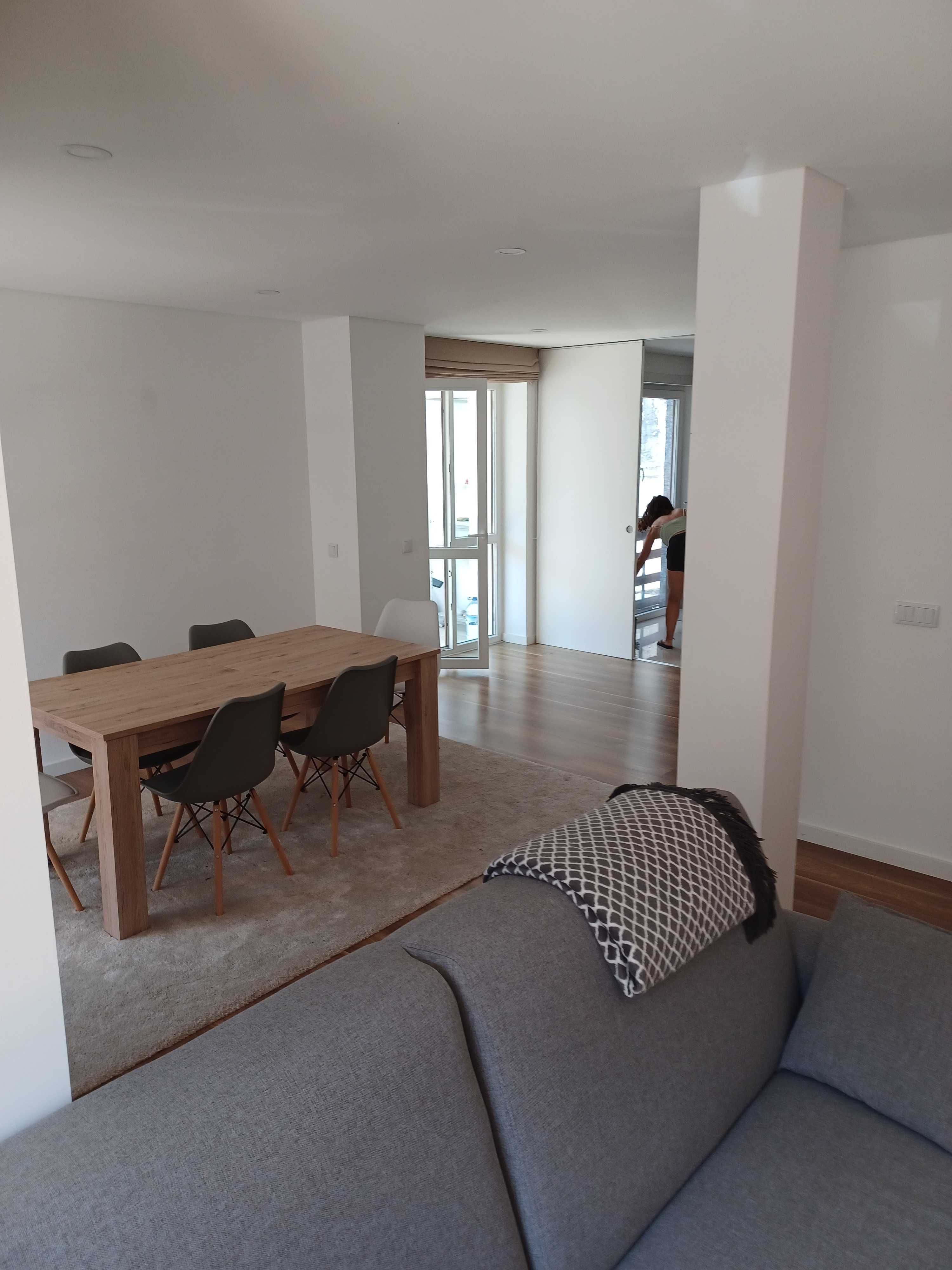 Alugo dois quartos a estudantes em apartamento  renovado e mobilado