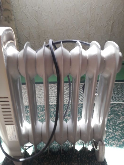 Обігрівач масляний "Еленберг" у робочому стані. Потужність 800Вт.