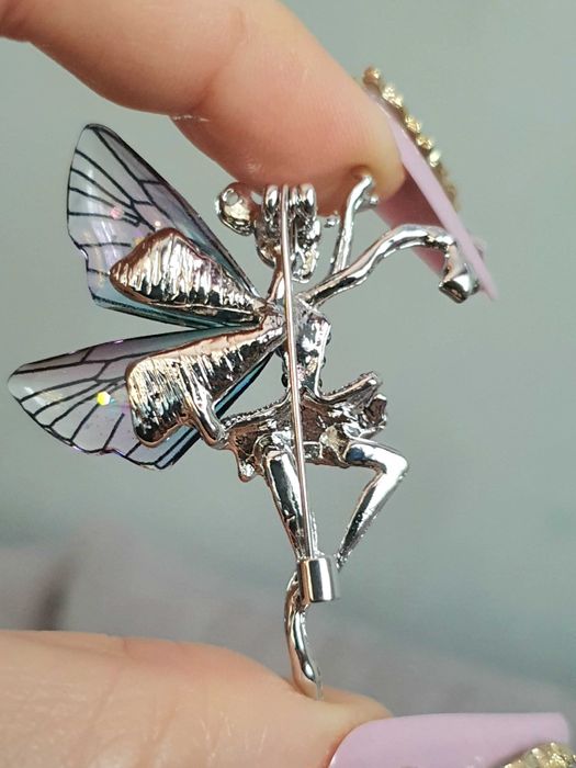 Broche / pregadeira fada prateada azul asas acrílico cristais glitter