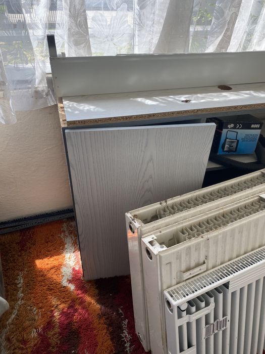 Biurko z zamykanymi szafkami