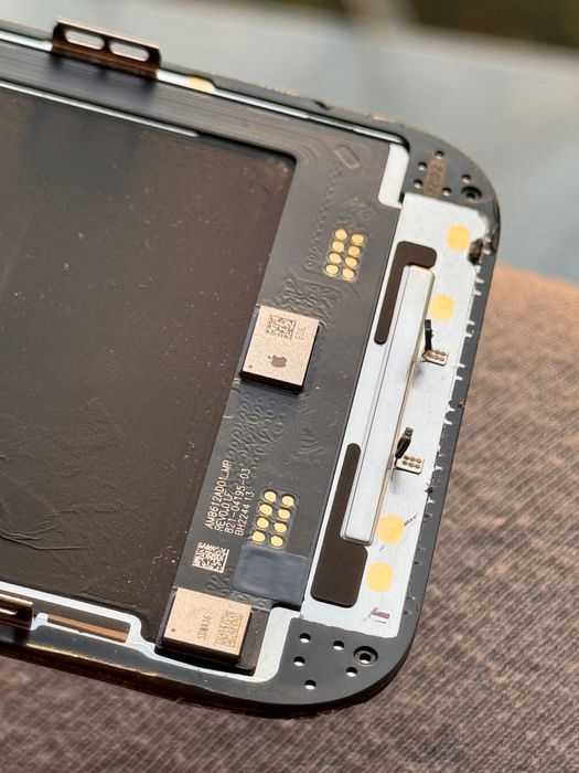 Uszkodzony ekran iphone 14 pro