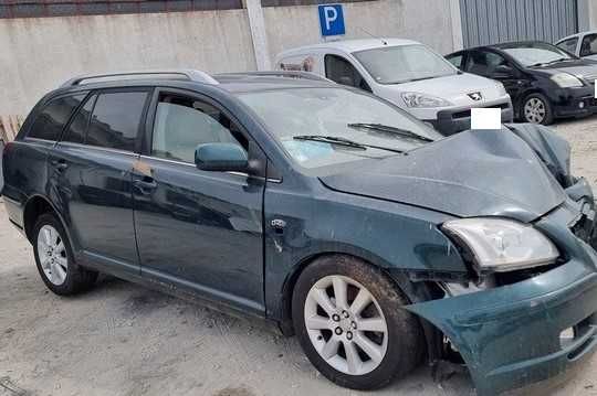 Para peças Toyota Avensis Combi 2.0 D4D ano 2004