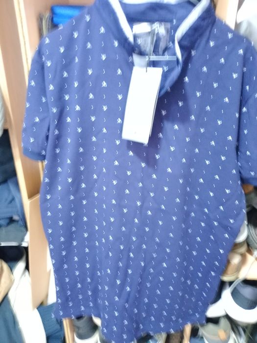 Vendo polo em azul escuro com desenhos em branco