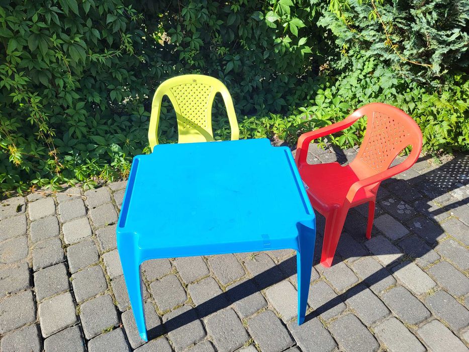 Stolik niebieski i 2 krzesła plastikowe