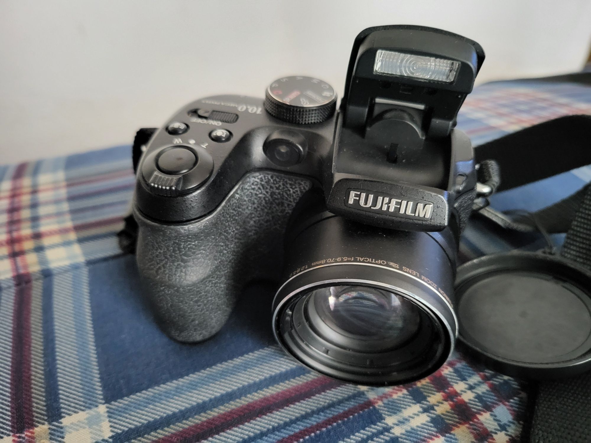 Máquina fotográfica FUJIFILM FINEPIX S1500+ bolsa de protecção Beje