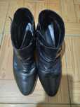 Botas com salto alto.