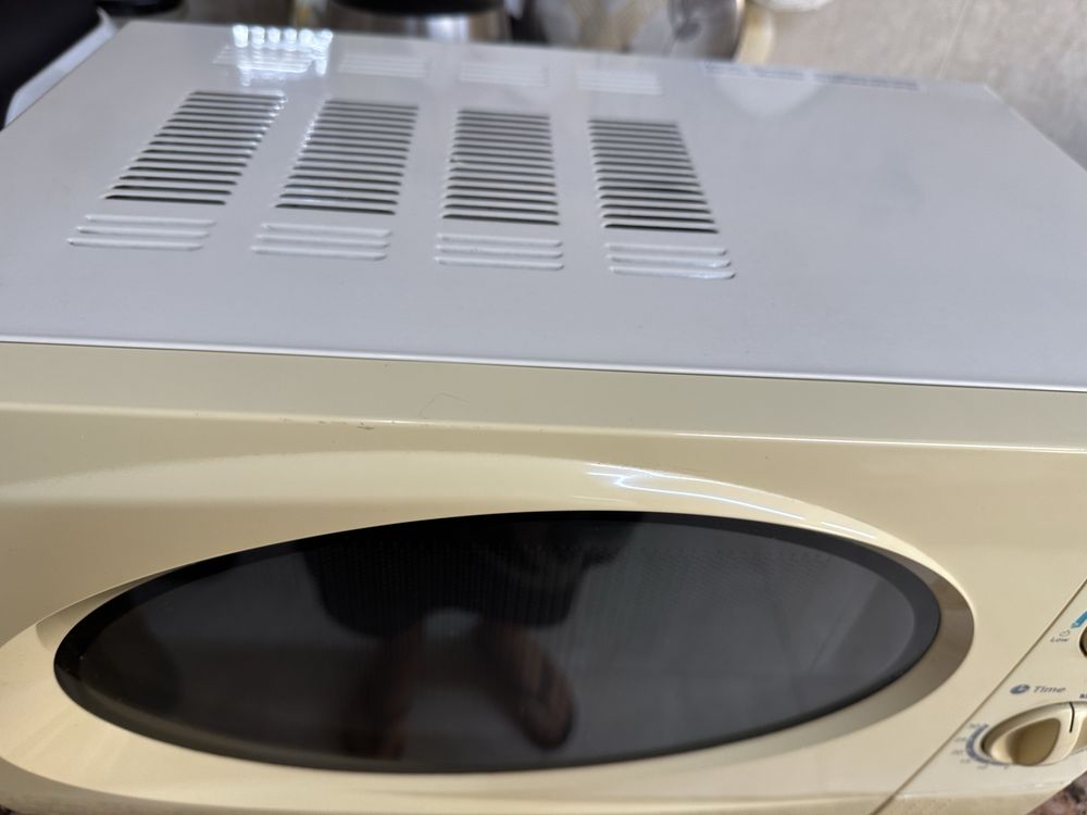 Microondas a funcionar perfeitamente