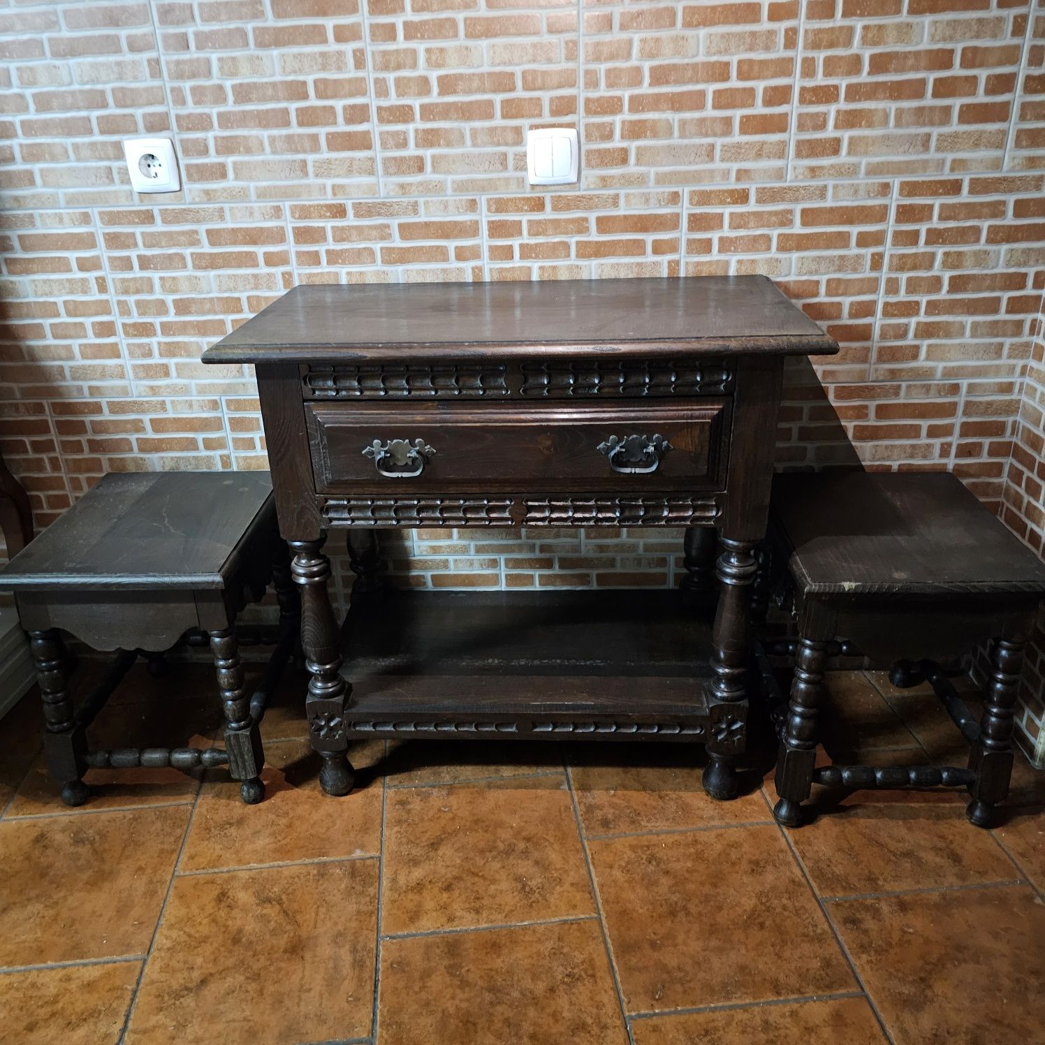 Mesa com 2 bancos / mesinhas