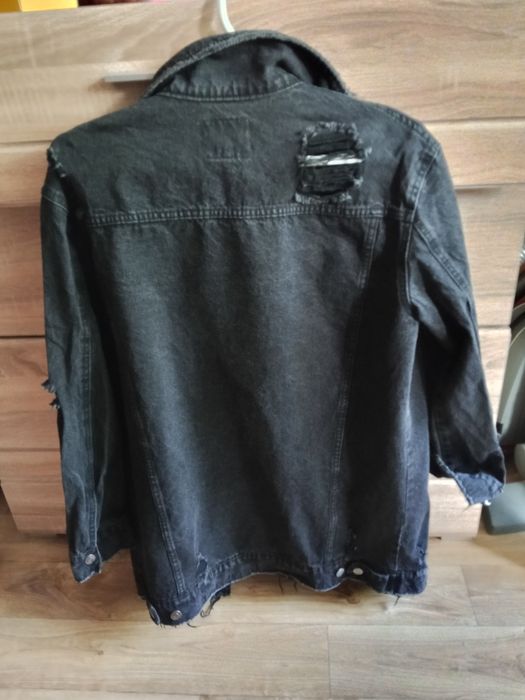Продаю джинсовуб куртку,лепень удлиненую рваную