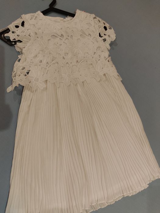 2 vestidinhos de cerimónia novos 4/5 e 5/6 anos