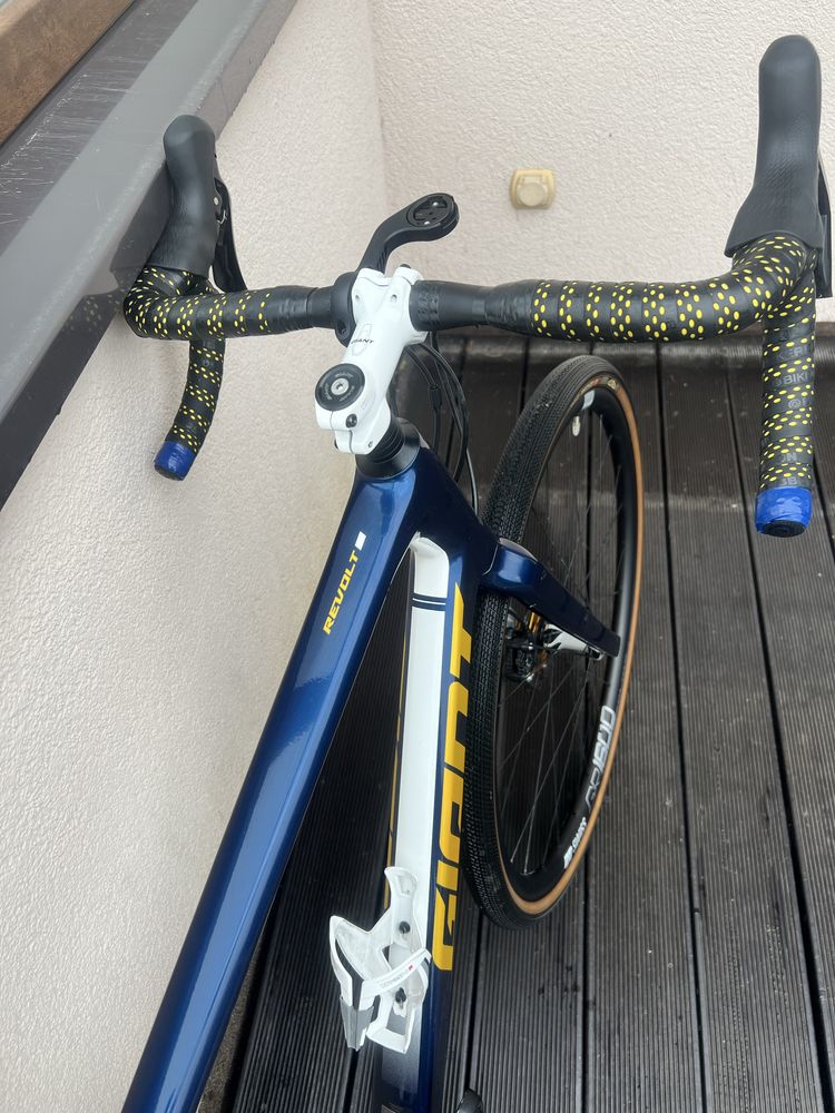 Giant Revolt Advanced gravel rama karbon DT Swiss shimano grx