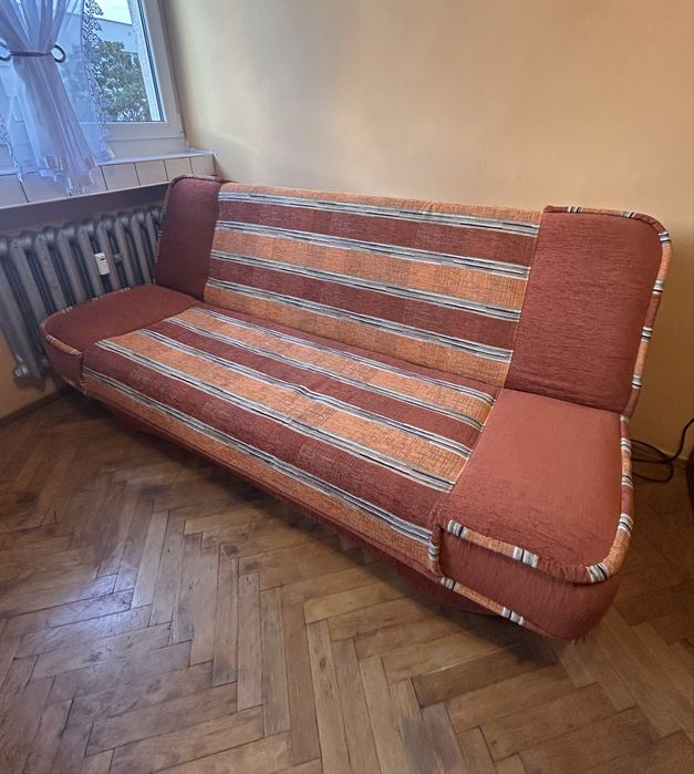 Kanapa z pudłem na pościel
