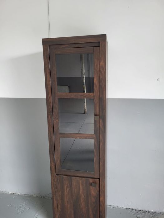 Komoda słupek ciemny orzech