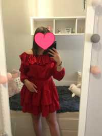Śliczna czerwona rozkloszowana sukienka