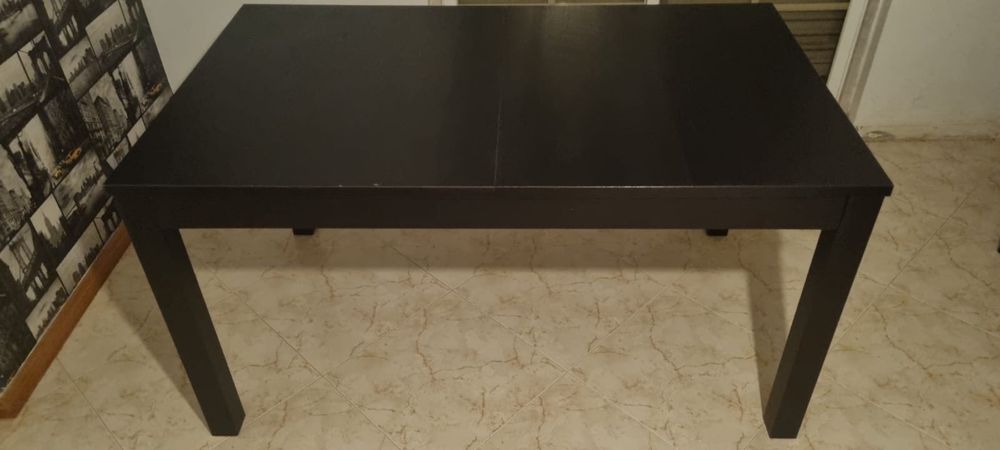 Mesa de jantar de côr preta