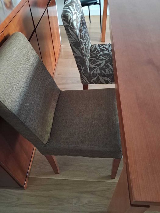 Sala de jantar : Mesa de jantar extensível + aparador + 4 cadeiras.