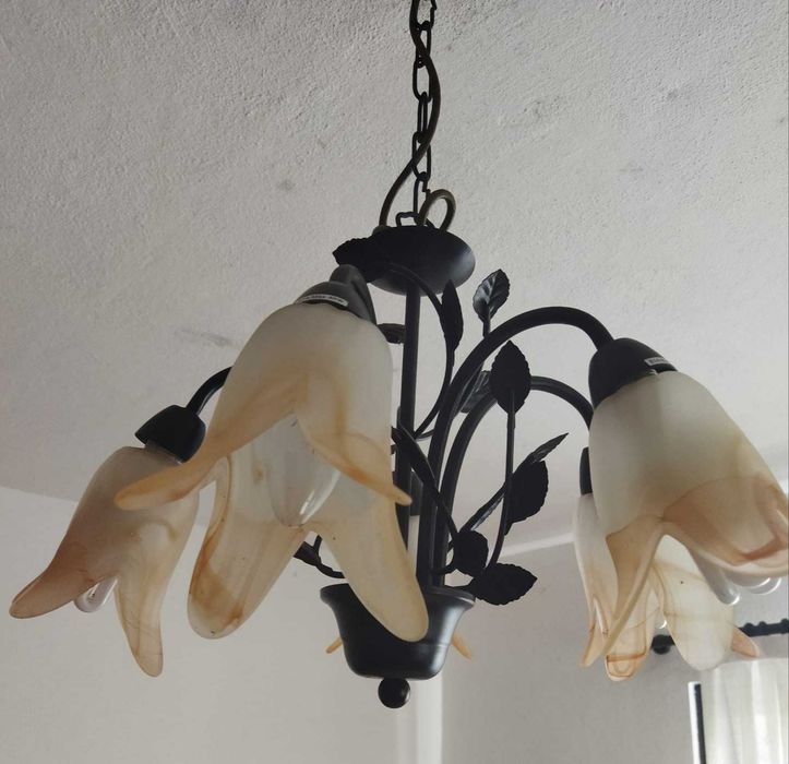 Candeeiros de teto e mesinhas de cabeceira