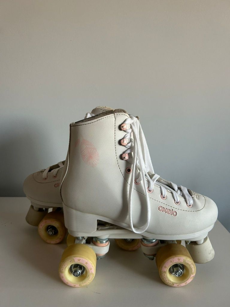 Patins brancos com detalhe rosa