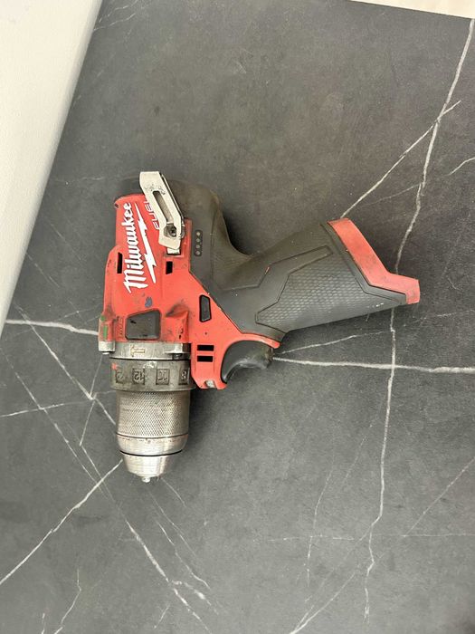 Milwaukee M12 FPD – brak reakcji po podłączeniu akumulatora