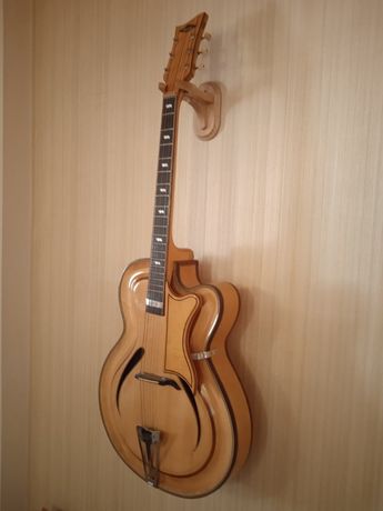 Настенный держатель для гитары