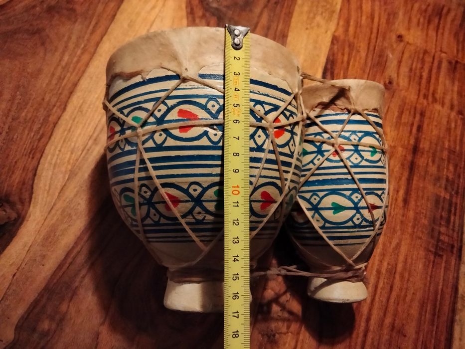 Pequeno tambor decorativo em porcelana.