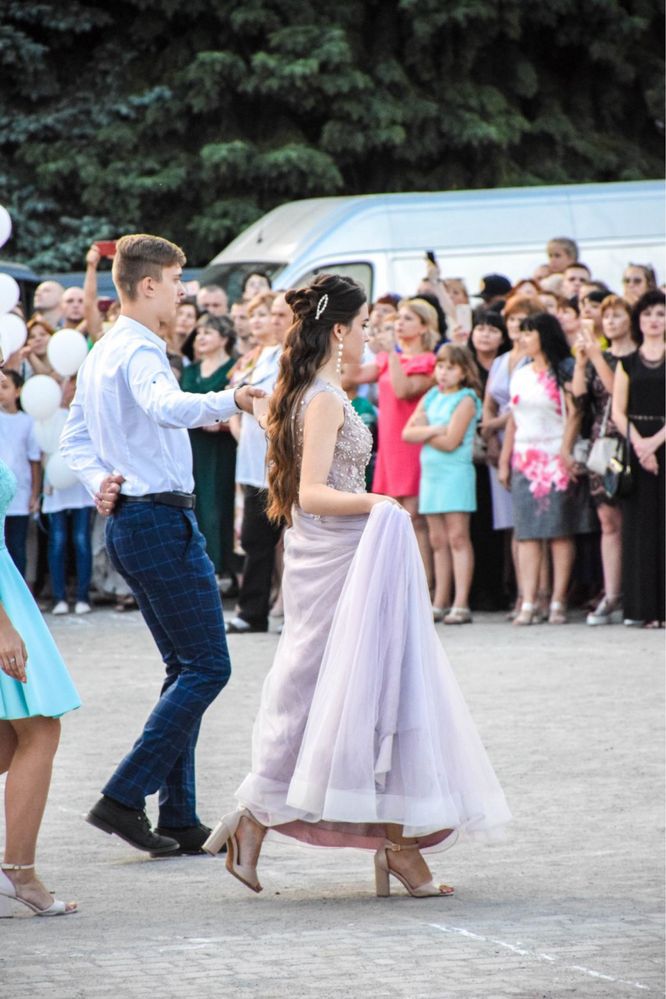 Весільна або випускна сукня